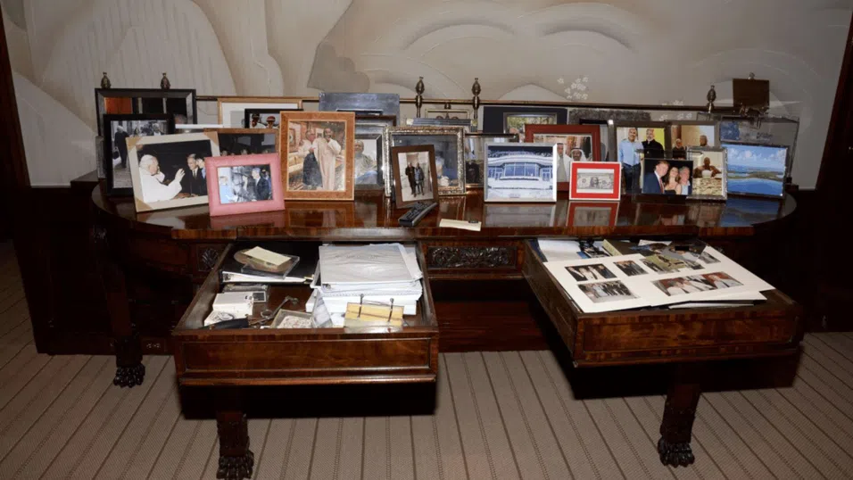 „Игнорирай ги“: Как елитът в социалната „Понци схема“ на Епстийн е утешавал престъпника