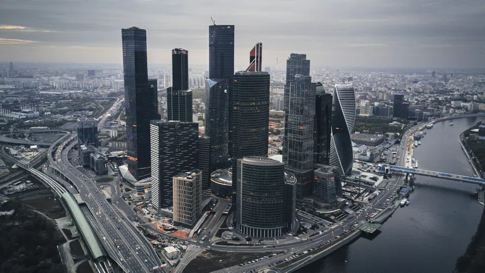 Богатата Москва намалява инвестициите и дава сигнал за дълбоки бюджетни проблеми