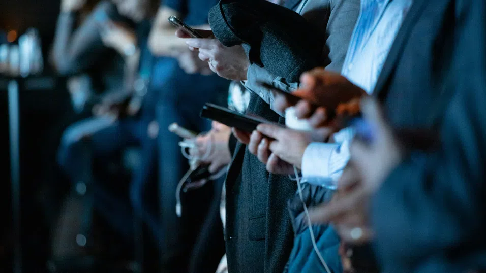 Индонезия въвежда ограничения за социалните мрежи за потребители под 16 години