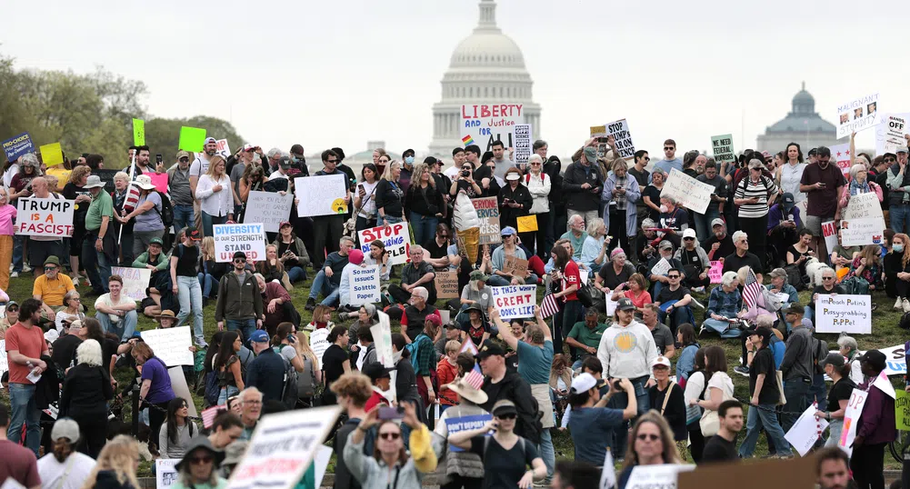 „Долу ръцете!“: Стотици хиляди излязоха на протест срещу Тръмп в САЩ и Европа