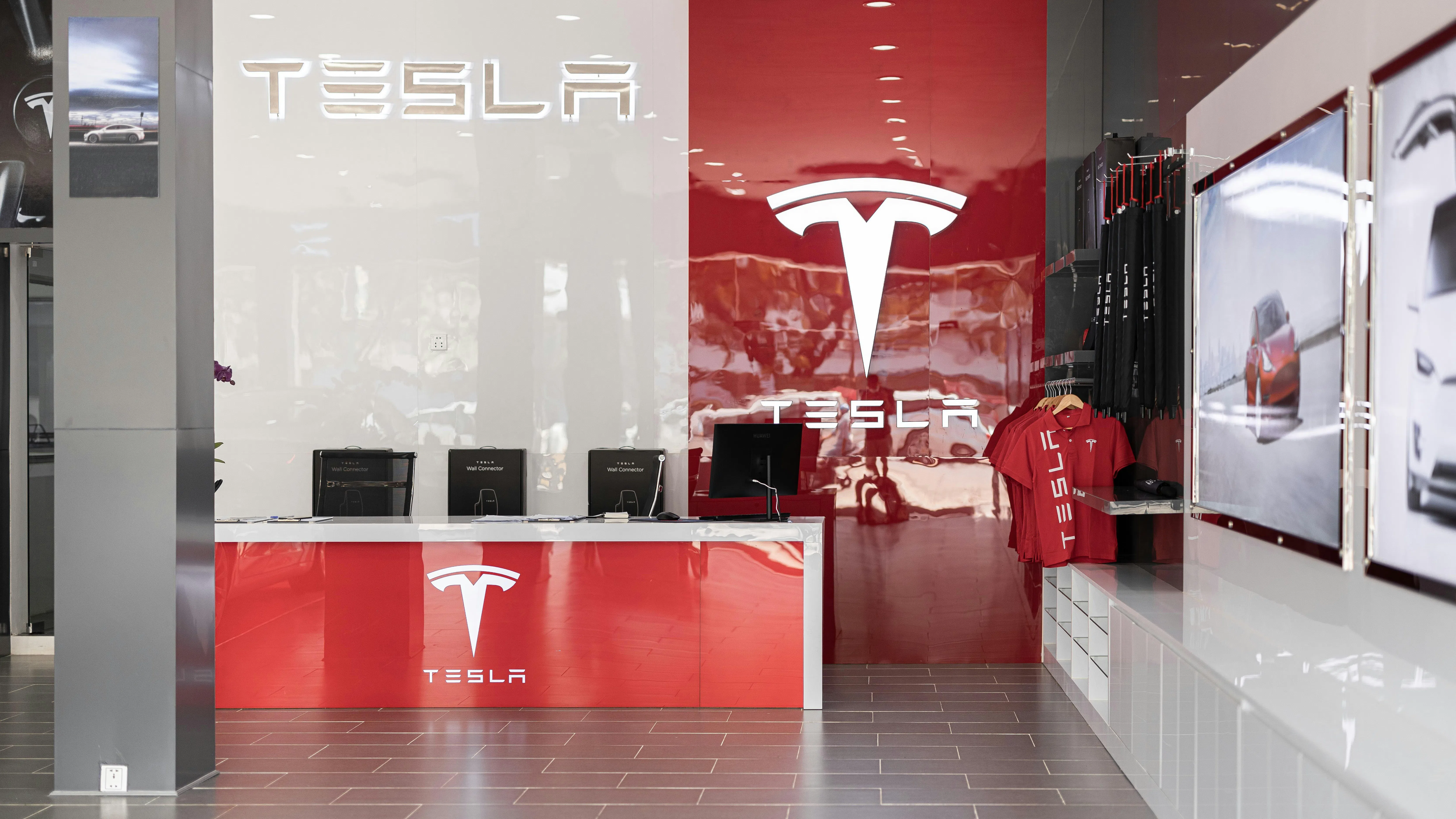 Акциите на Tesla прегряха с адреналин от Cybertruck и Robotaxi