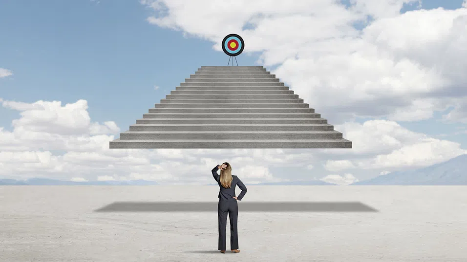 Да прескочиш счупеното стъпало: Жените между микроагресията, амбицията и Стъкления таван