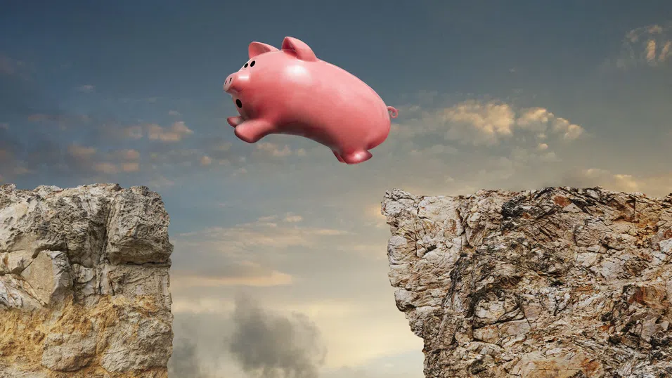 Дисекция на един заем: Защо психологическата подкрепа е важна за изхода от спиралата на дълга?