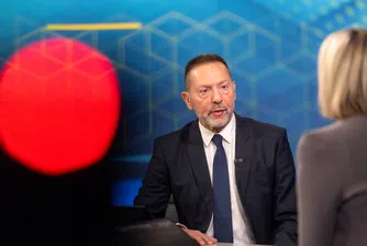 В интервю за Financial Times старшият банкер от ЕЦБ Янис Стурнарас предупреждава, че очертаващата се глобална търговска война вероятно ще се отрази тежко на икономическия растеж в Европа