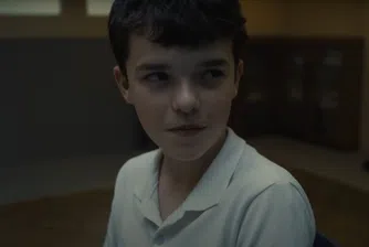 Премиерът на Обединеното кралство Киър Стармър приветства идеята драмата на Netflix да бъде достъпна в средните училища, а Борис Джонсън разпали дискусия в социалните мрежи дали сюжетът е реална история