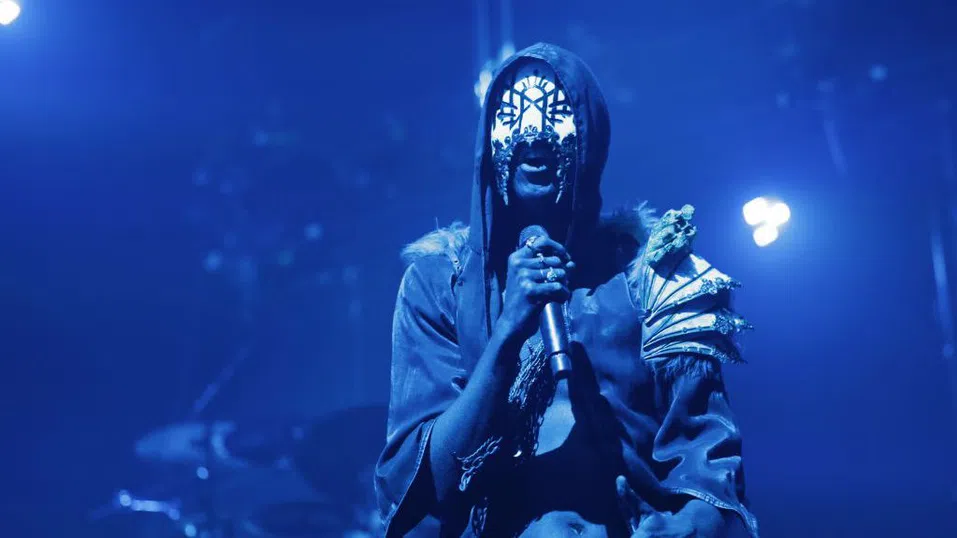 „Не можех да виждам, да дишам или да пея“: Защо толкова много метъл банди носят маски?