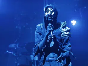 „Не можех да виждам, да дишам или да пея“: Защо толкова много метъл банди носят маски?