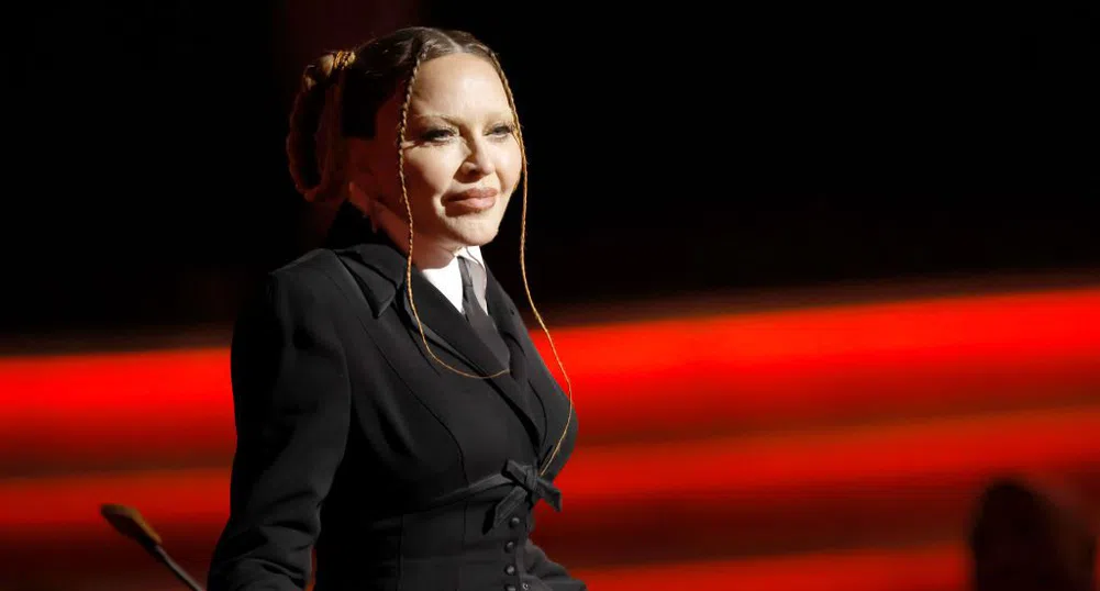 Когато Мадона позира за… паспорт: Студиото, което снима звездите така, както никой друг фотограф