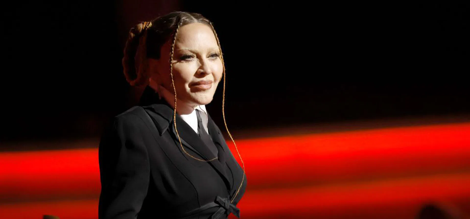 Когато Мадона позира за… паспорт: Студиото, което снима звездите така, както никой друг фотограф