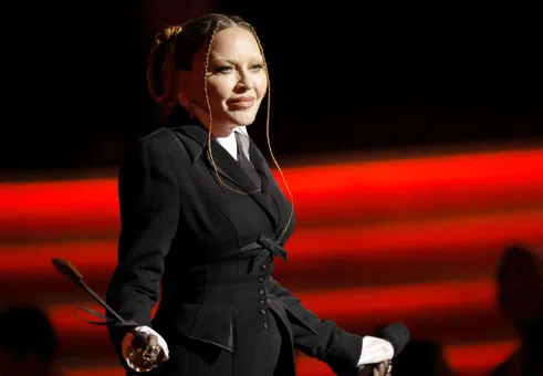 Когато Мадона позира за… паспорт: Студиото, което снима звездите така, както никой друг фотограф