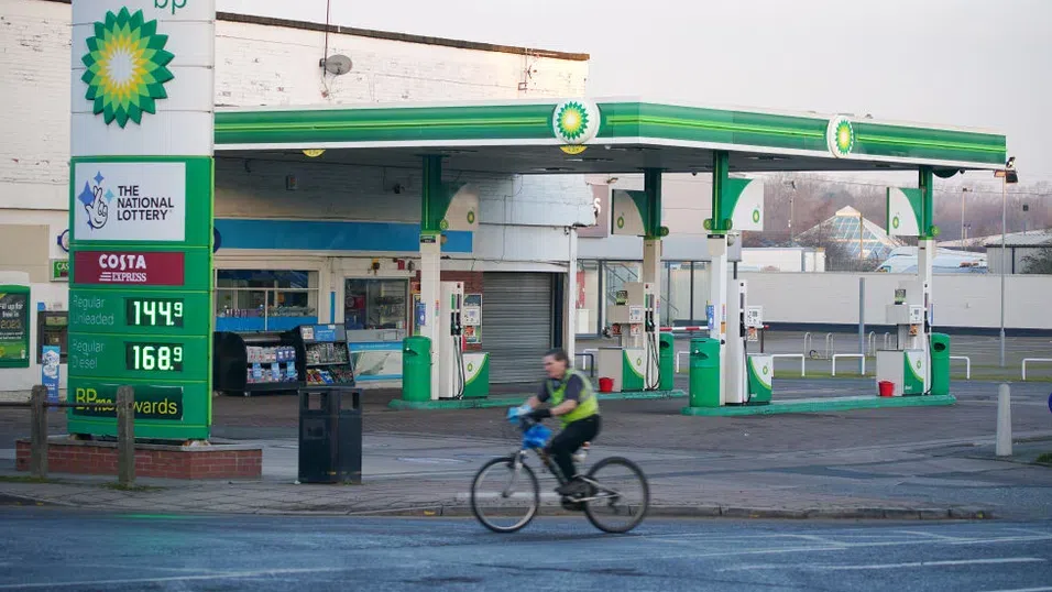 Печалбите на BP намаляват заради по-слабите цени на петрола и газа