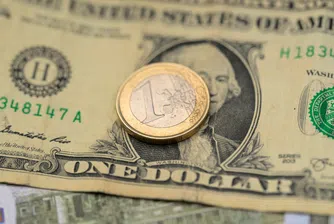 Представители на Европейската централна банка заявиха, че макар еврото да е далеч от това да застраши зелените пари като основен световен резервен актив, валутата все повече ще се разглежда като стабилна алтернатива