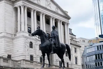 Британската централна банка подновява своя „постепенен и внимателен“ подход към облекчаване на паричната политика