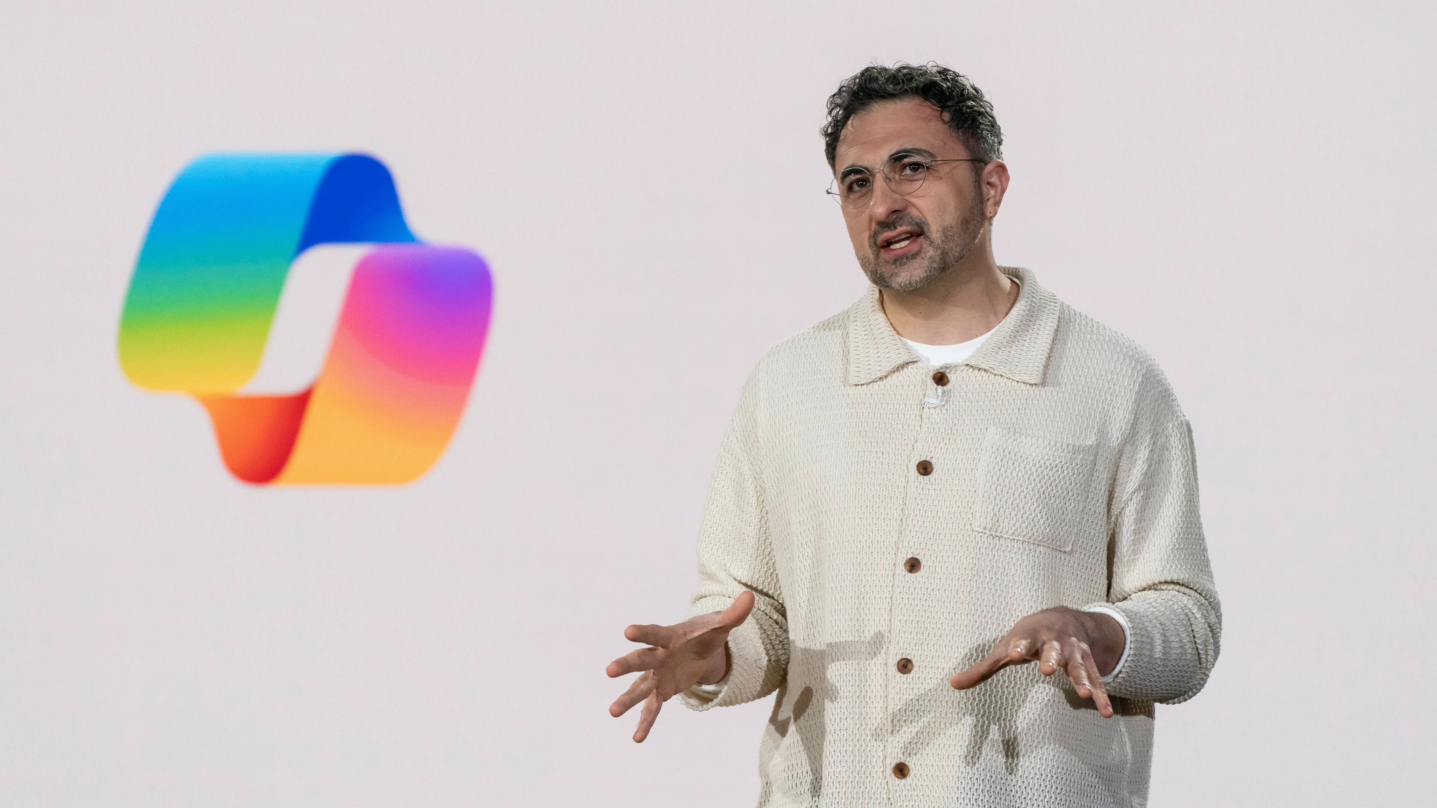 Не с пари, а със свобода: Microsoft привлича кадрите на Google с обещания за по-малко бюрокрация