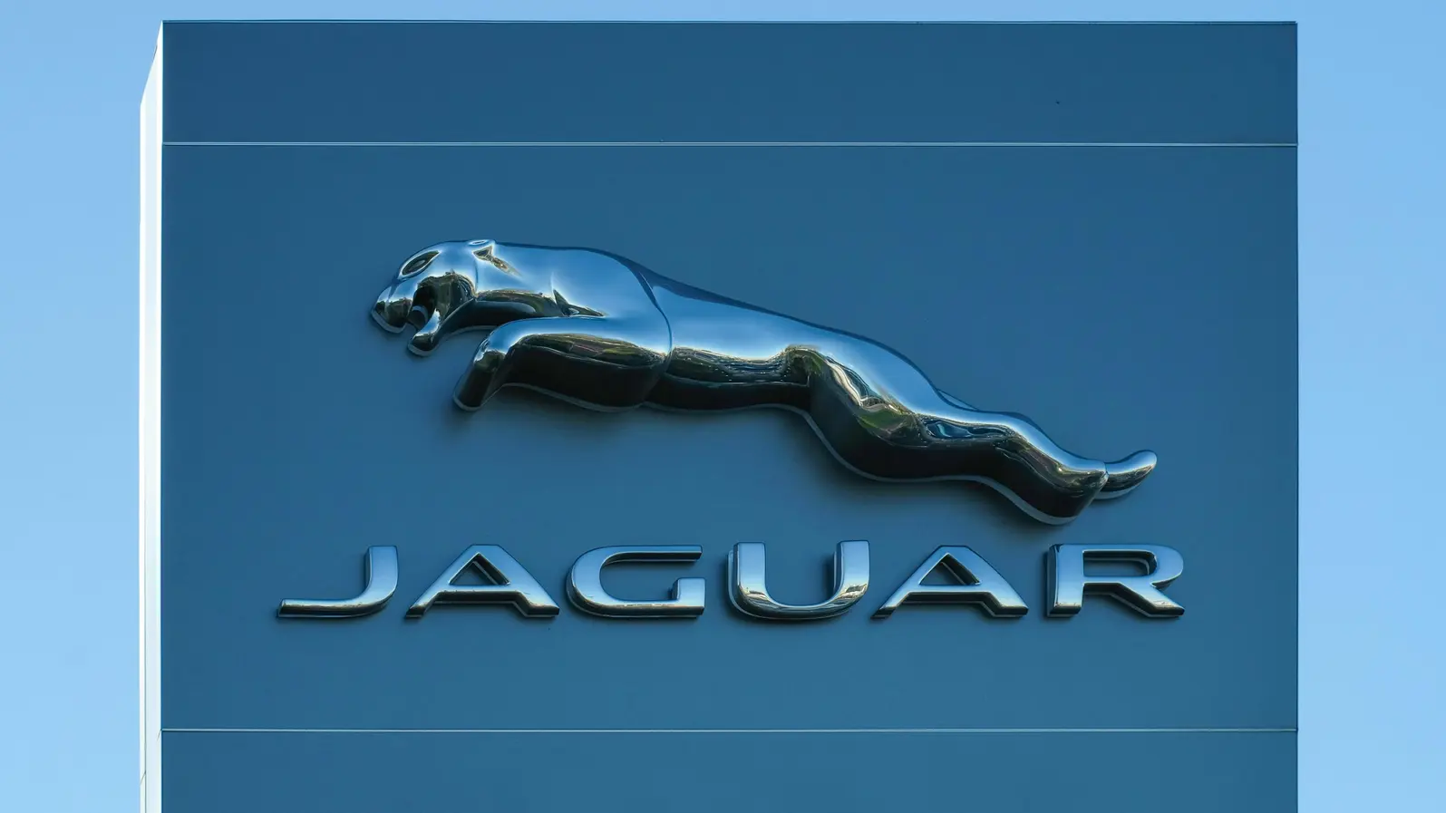 Jaguar съкращава хиляди работни места в програма за икономии на разходи