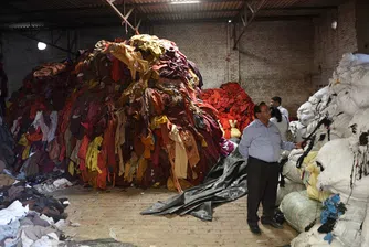 Градът на износените дрехи: Как рециклирането на бързата мода бавно отнема въздуха на Индия