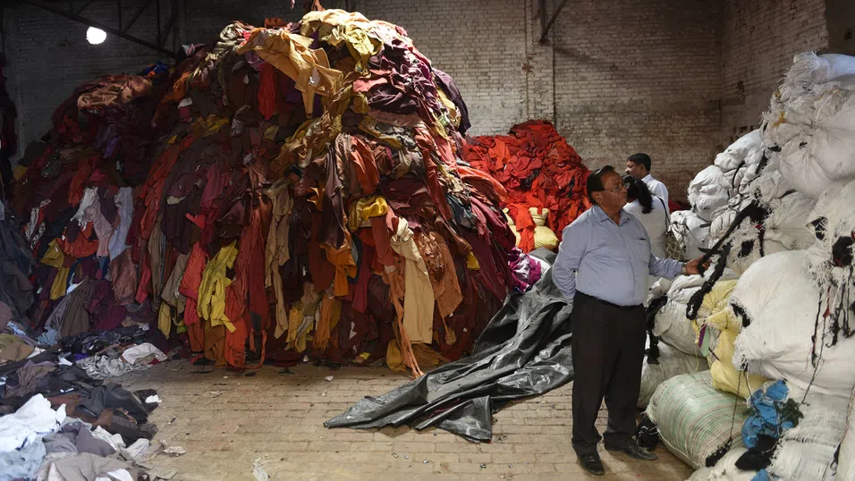 Градът на износените дрехи: Как рециклирането на бързата мода бавно отнема въздуха на Индия