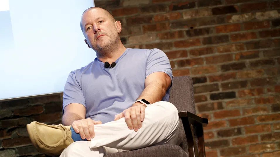 Джони Айв: Искам устройствата, които създаваме с OpenAI, „да правят хората щастливи“