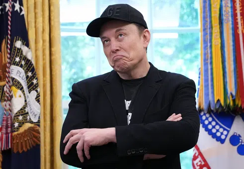 „В бъдеще няма да има бедност“: Защо Мъск не инвестира в сметки за малките американци