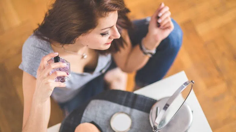 Парфюмът сменя червилото като любима луксозна стока на младите клиенти