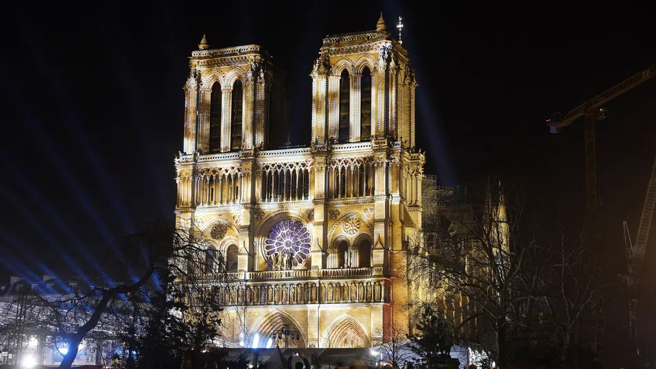 Когато всичко пропада, Макрон има Нотр Дам. Ще може ли обаче да заслепи световните лидери с откриването ѝ?