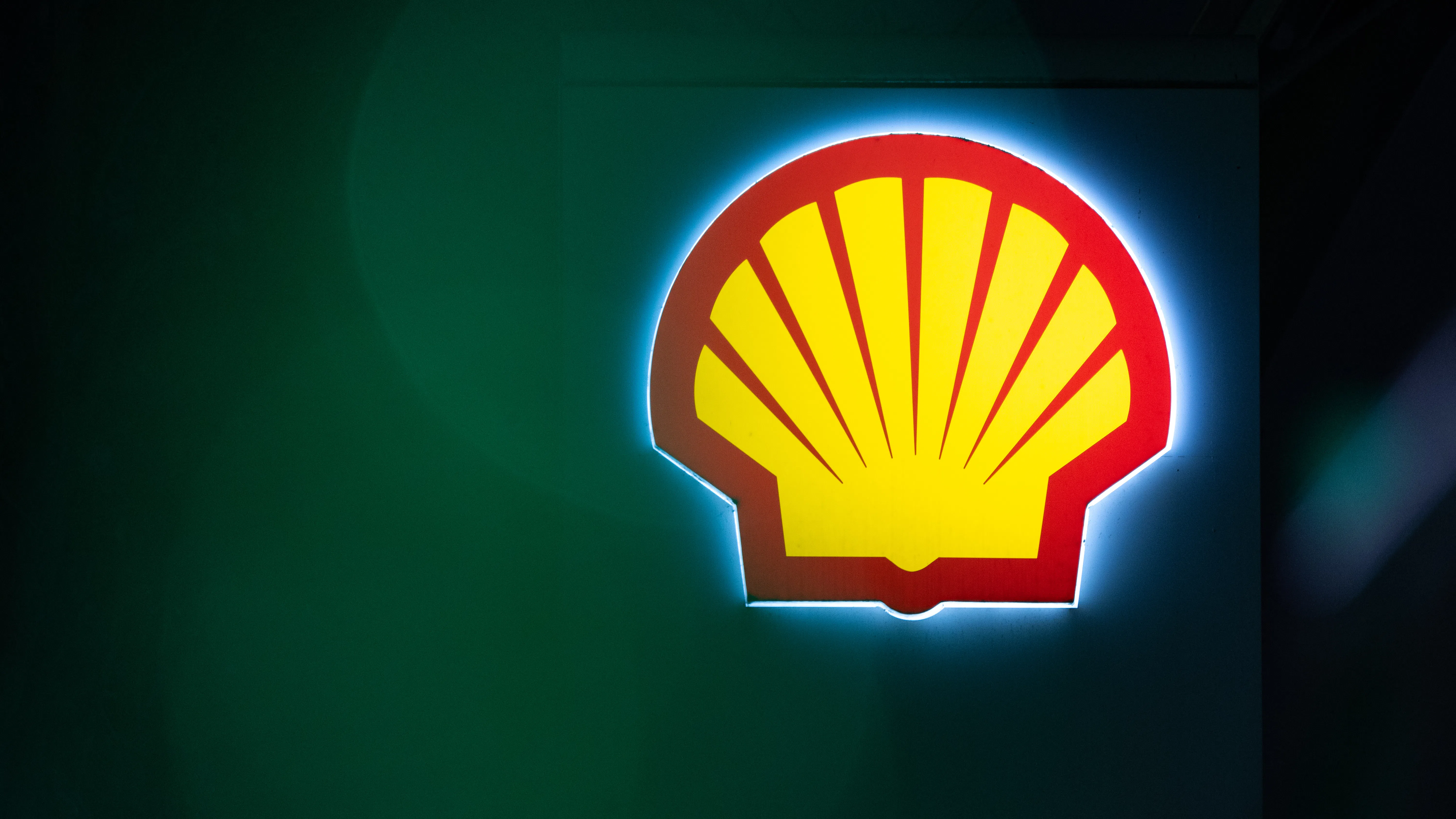 Shell предупреждава за по-слабо производство на втечнен природен газ и спад в търговията с петрол и газ