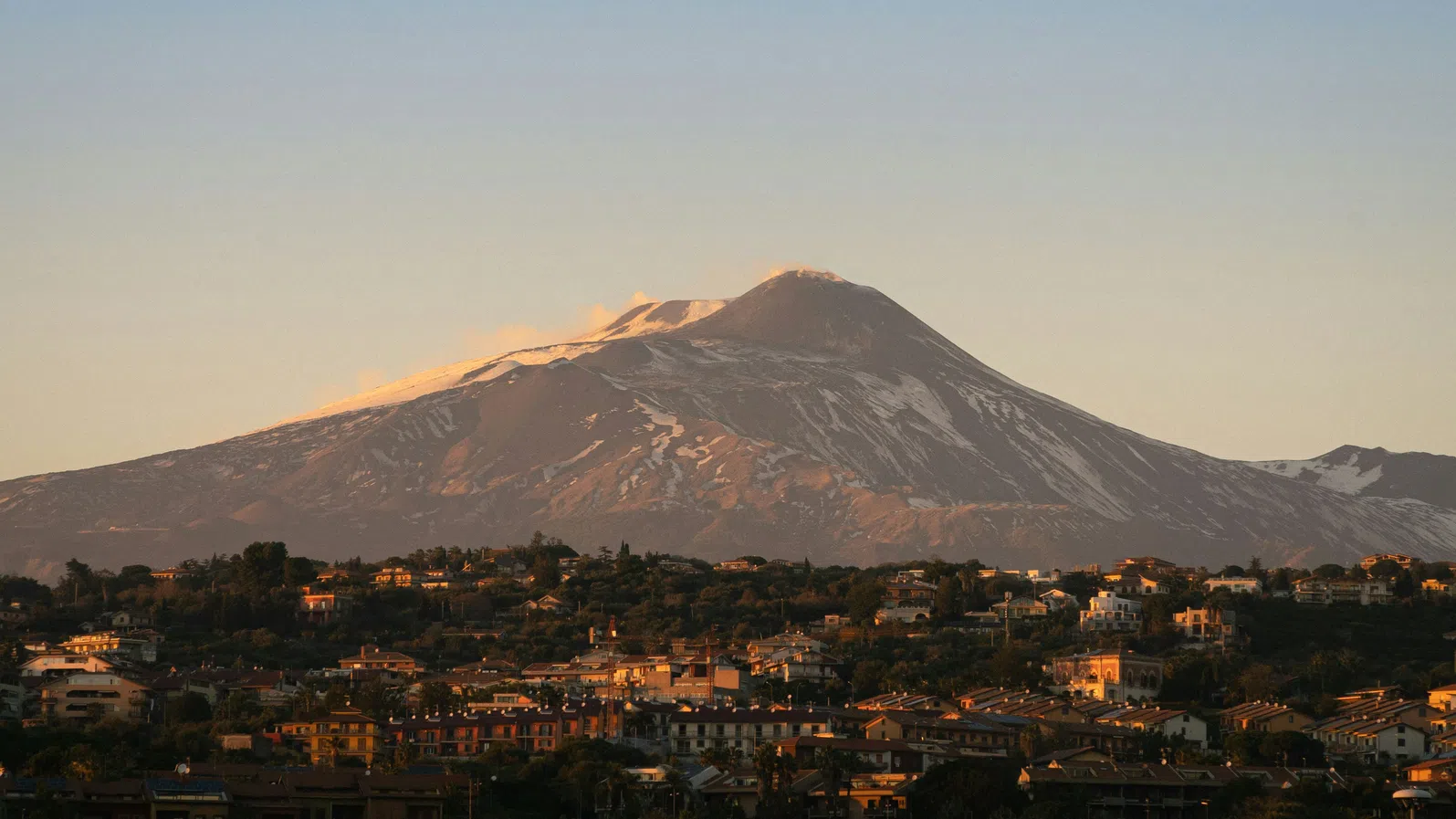Без екскурзия до Етна – нови ограничения разгневиха водачите от Сицилия