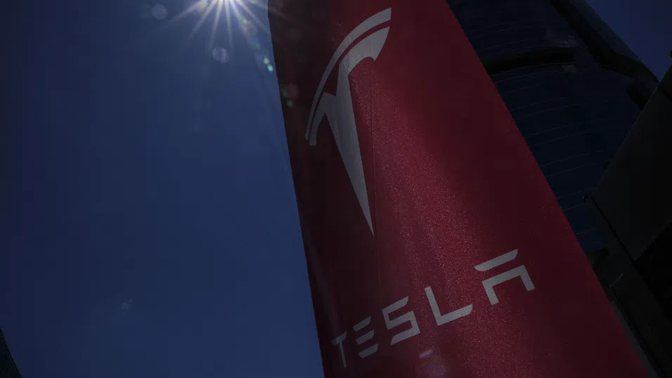 Бичи анализатор за Tesla шокира с мрачна прогноза за 43% по-евтини акции