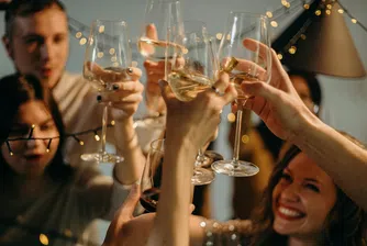 Алкохолът и влиянието му върху мозъка: Защо ефектът е едновременно приятен и разрушителен