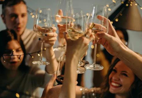 Алкохолът и влиянието му върху мозъка: Защо ефектът е едновременно приятен и разрушителен