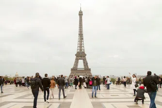 Продават част от емблематичните стълби на Айфеловата кула на търг