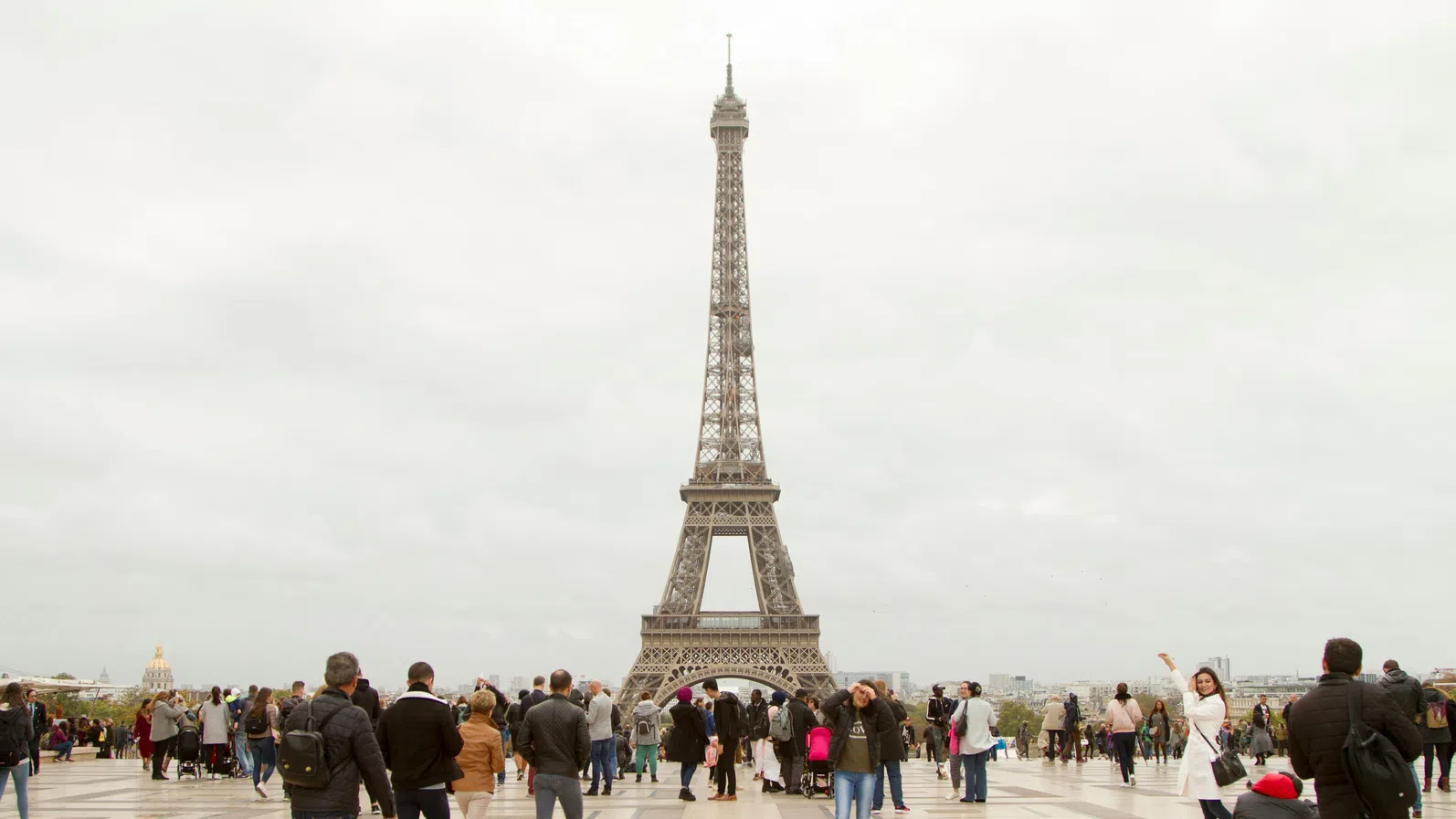 Продават част от емблематичните стълби на Айфеловата кула на търг