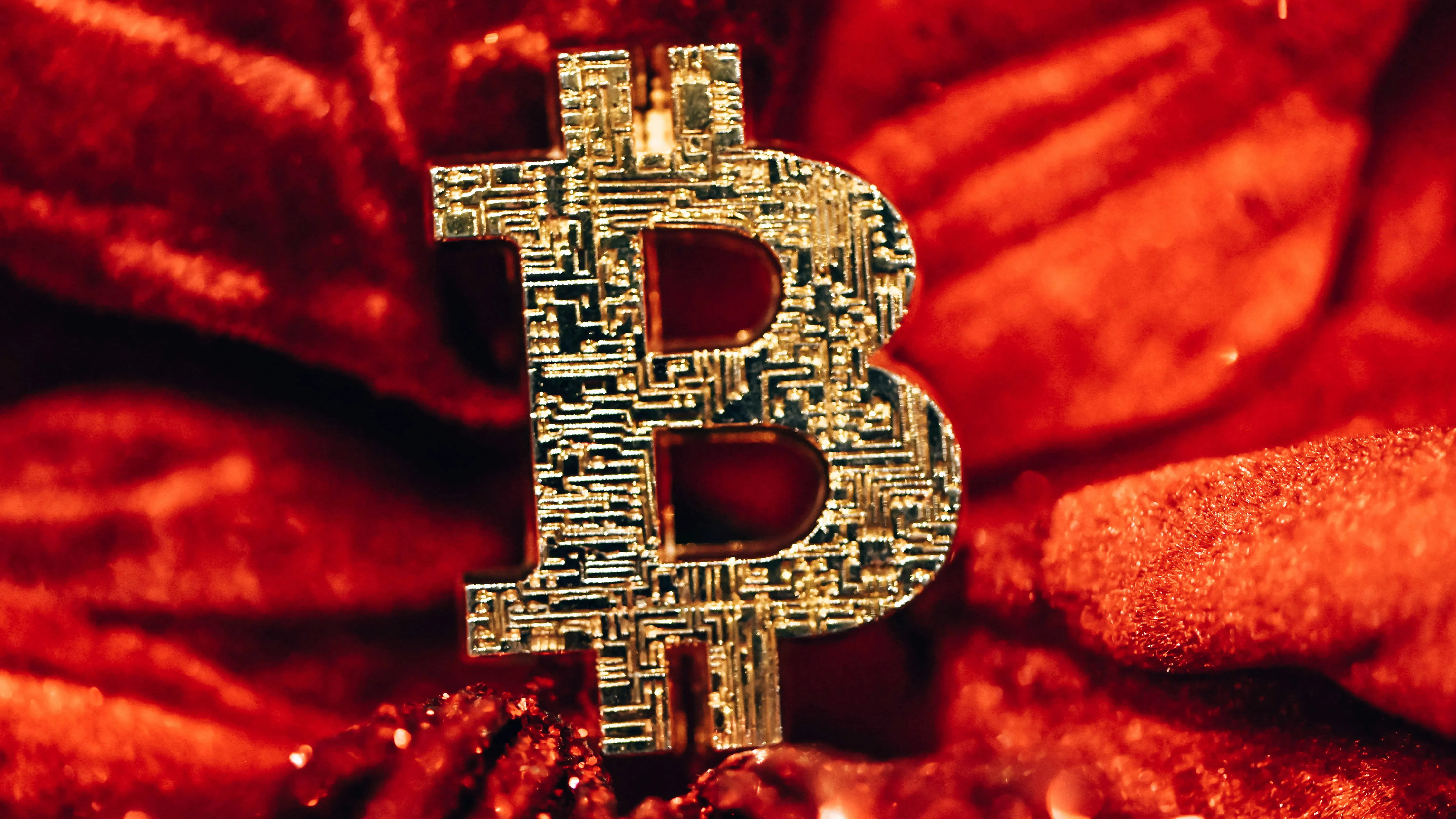 Голямата крипторазпродажба в петък повлече Bitcoin под $70 000