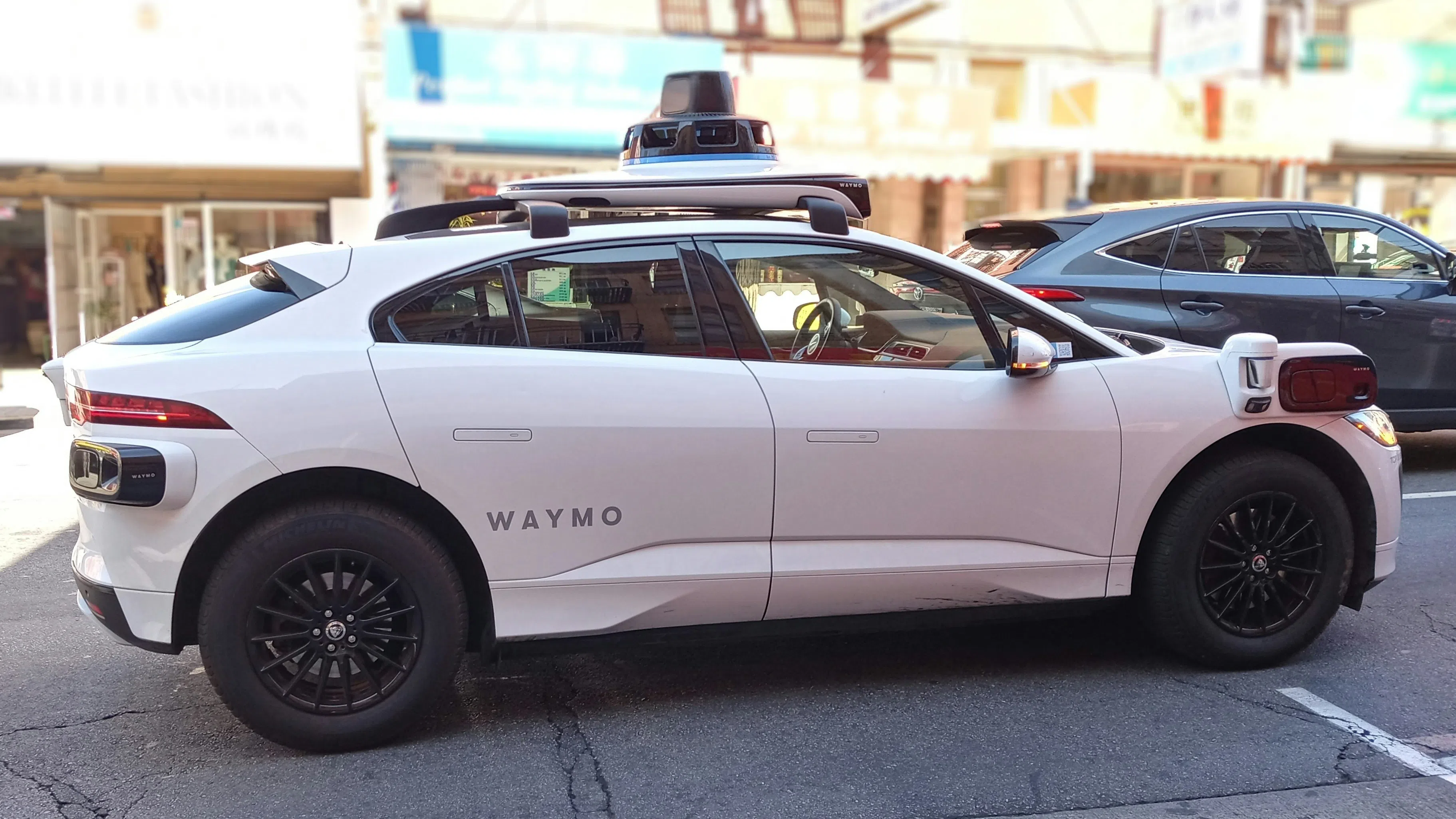 Waymo ускорява експанзията си в САЩ, но човекът все още стои на предната седалка