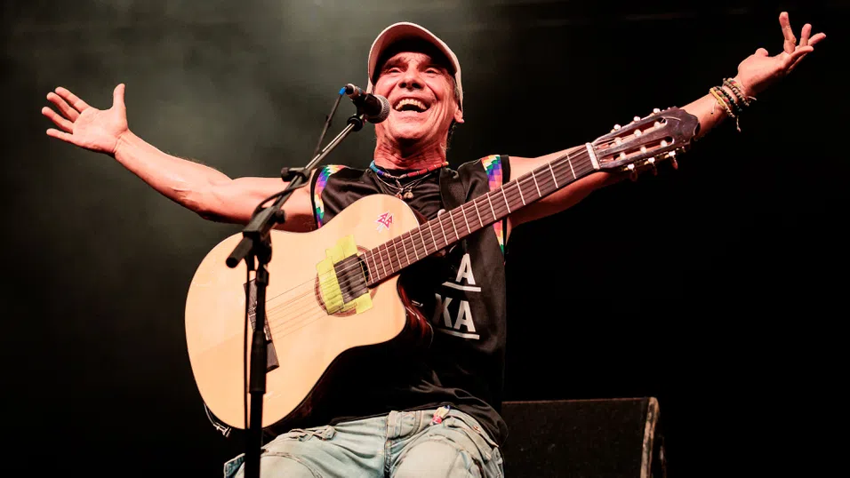 Ману Чао и Алфа: Колаборацията на музикалната легенда с Gen Z звезда, която завладя Италия