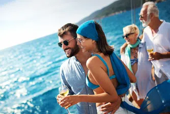 Докато продажбите на луксозни стоки намаляват, милионерите харчат рекордни суми за преживявания. Хотели с нощувки за $8 000 и частни полети се превръщат в новия символ на статус – световният елит вече инвестира в изживявания, не във вещи