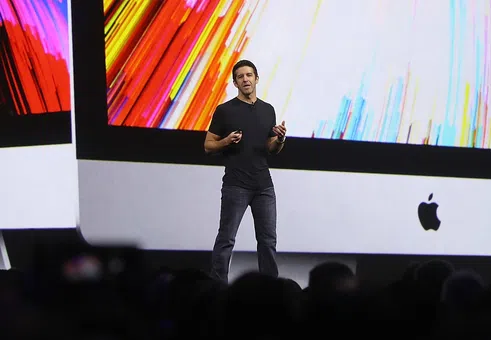 Apple избира Джон Търнъс за главен изпълнителен директор, който ще замени Тим Кук