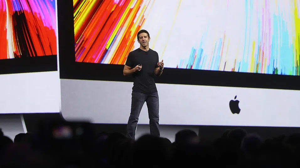 Той умее да плува бързо и да е шампион: Джон Търнъс може да е следващият шеф на Apple