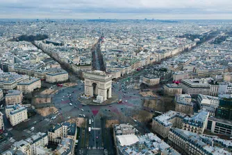 Франция трябва да свие бюджетния си дефицит от 5,8% от БВП през 2024 г. и да се справи с планината от дълг, която миналата година достигна 113% от БВП. Това поставя страната на трето място в ЕС по дълг, след Гърция и Италия