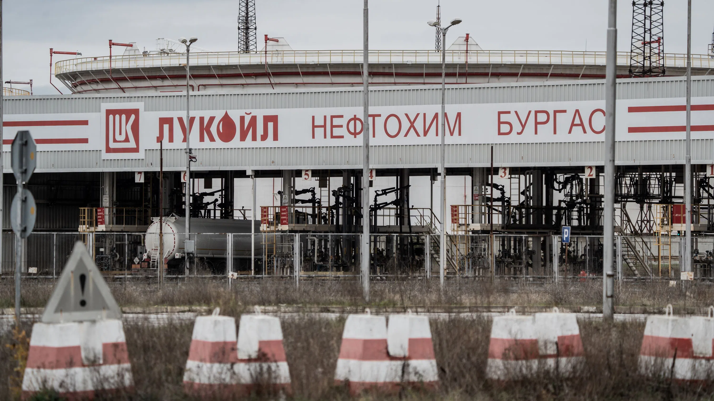 Министърът на икономиката: САЩ ще ни освободят от санкциите срещу „Лукойл“