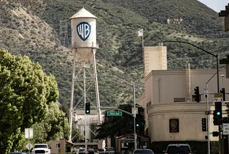 Инвеститорите в Warner Bros са разделени за офертата на Paramount