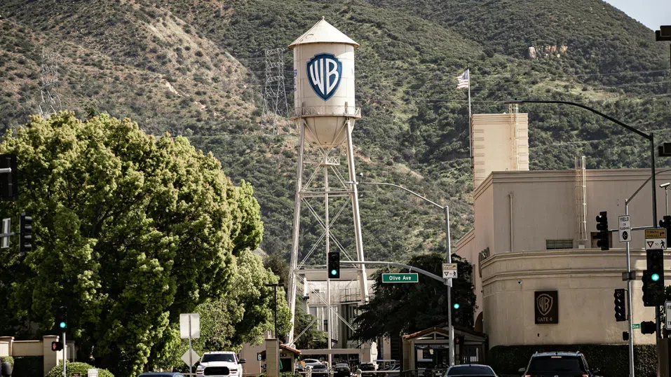 Инвеститорите в Warner Bros са разделени за офертата на Paramount