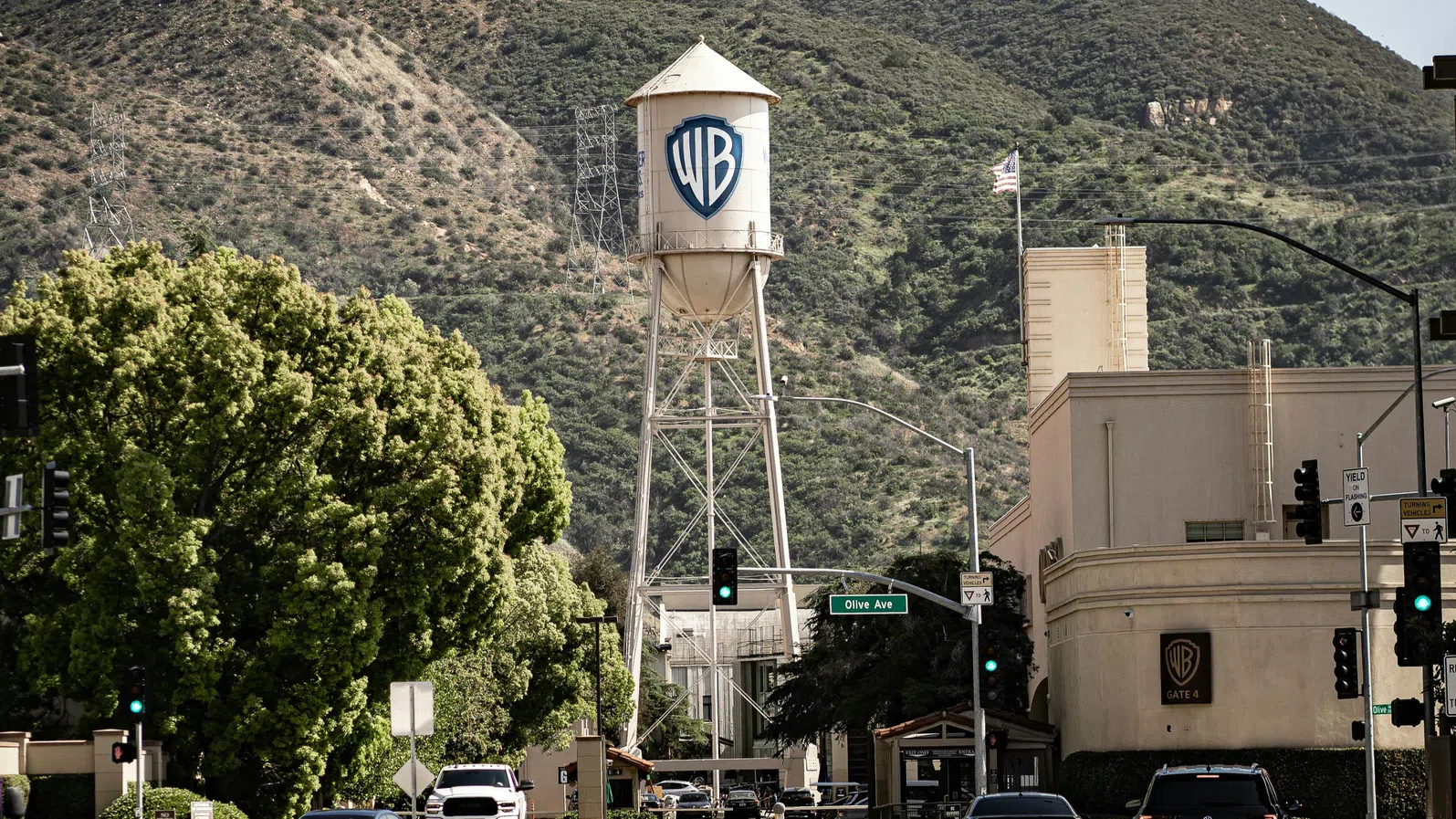 Инвеститорите в Warner Bros са разделени за офертата на Paramount
