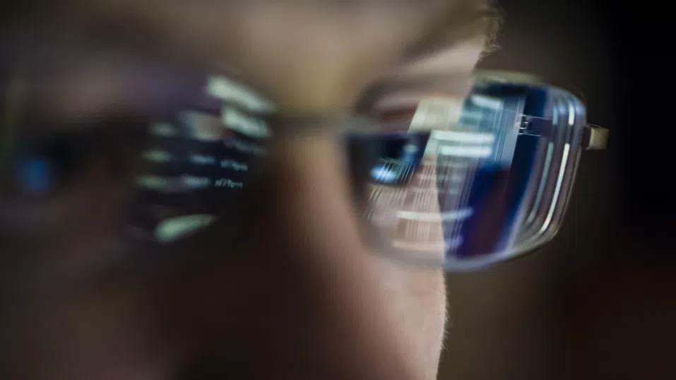 17 години от живота ни минават пред екран. Има ли спасение?