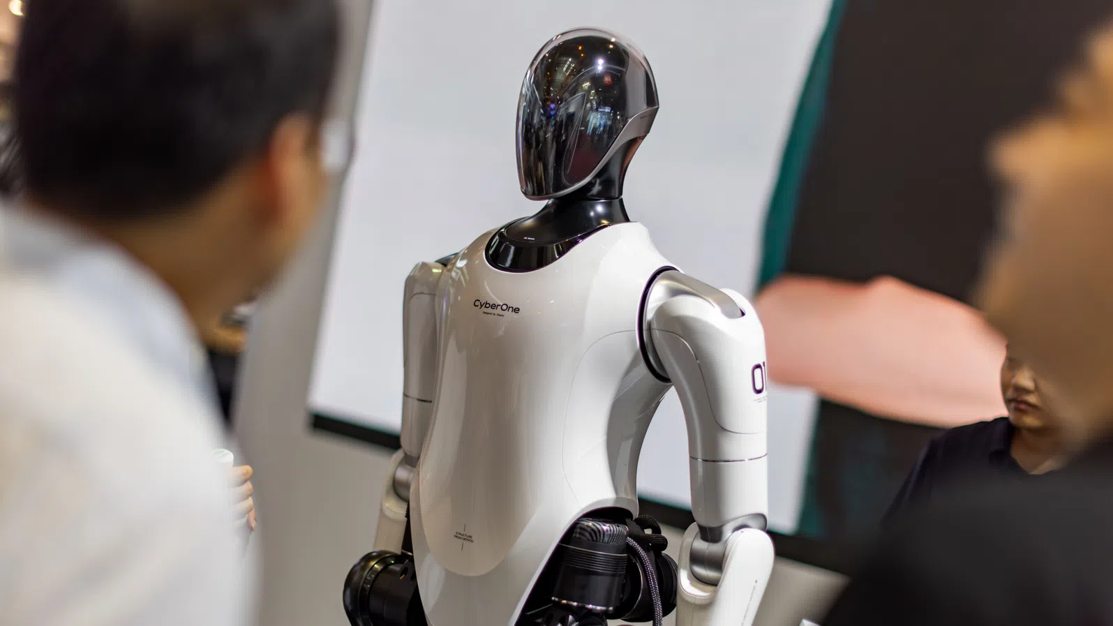 Xiaomi тества хуманоидни роботи на поточната линия в завода си за електромобили