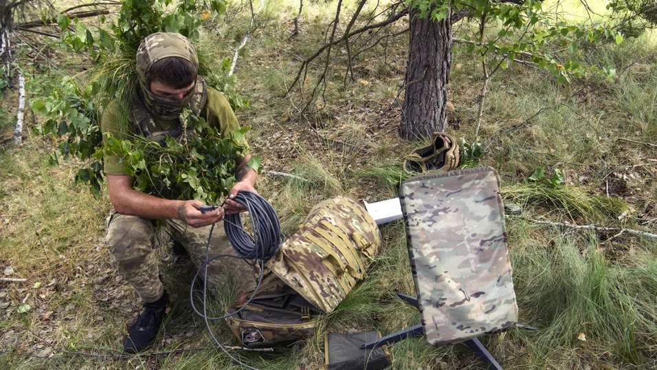 Дилъри, доброволци, заобиколни пътища: Как Starlink на Илон Мъск стига и до враговете на САЩ