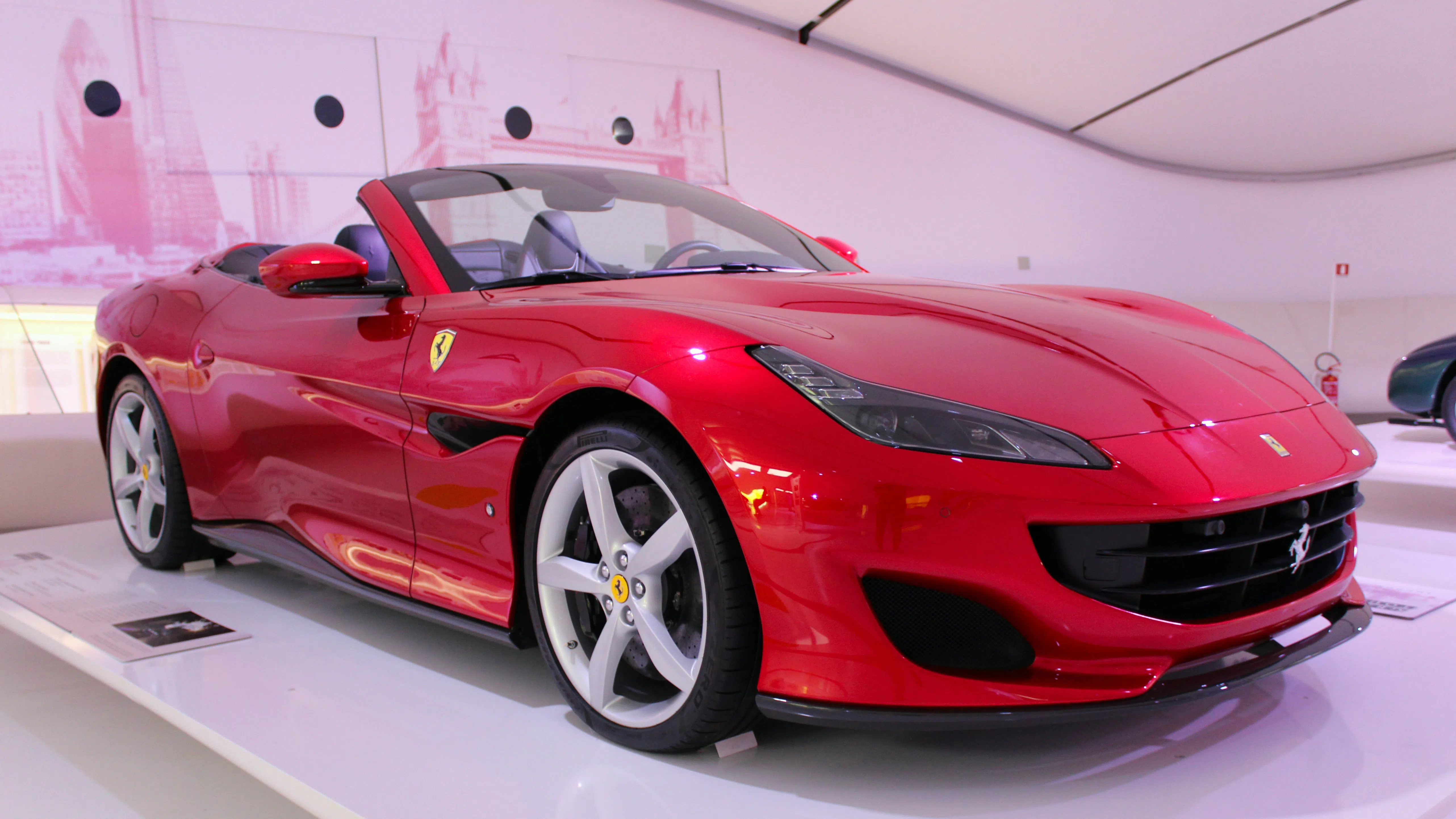Ferrari готви първия си електрически модел в жестока конкуренция с BYD и Lamborghini