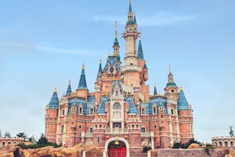 Компанията отдавна разчита на сегмента си за преживявания, който включва увеселителните паркове, курортите и круизните линии, за да формира по-голямата част от приходите си