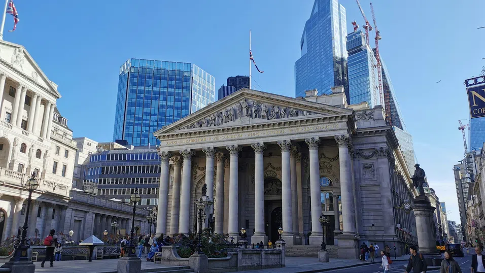 Bank of England отново задържа лихвите, сигнализирайки за предстоящо понижение