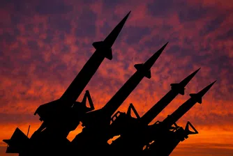 Досега възпиращият ефект на ядрените оръжия принуждаваше двете страни да се замислят два, преди който и да е от тях да ескалира ситуацията.